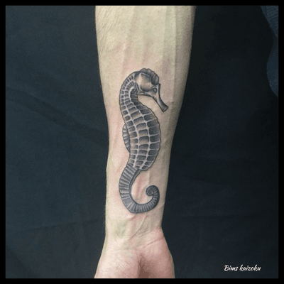 Hippocampe ❤️ #bims #bimskaizoku #bimskaizokutattoo #hippocampe #seahorsetattoo #seahorse #tatouage #tatouages #paristattoo #paris #paname #love #hate #instatattoo #instagood #tattoo #tattoos #tattooartist #tatt #tattooart #tattoo2me #tattoomodel #tattooideas #tattoolover #tattooedmen #tattoostyle #tattooworld #tattoodo #dragonfly 