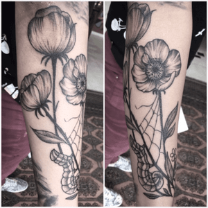 I did this peace some weeks ago. #tattoo #tattoodo #flowers #flowerstattoo #blackwork #botanicaltattoo 
