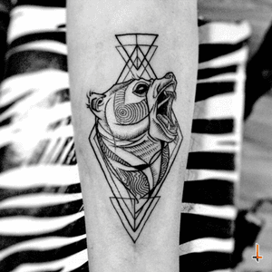 Nº251 #tattoo #tatuaje #ink #inked #bear #beartattoo #geometric #geometry #lines #triangle #triangletattoo #warrior #protection #spirit #animal #spiritanimal #stremgth #confidence #bylazlodasilva Bear design by other artist