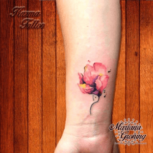 Watercolor flower, desing provided by thr customer. #tattoo #tatuaje #watercolor #watercolortattoo #karmatattoo #marianagroning #color #colortattoo #mujer #girl #inked