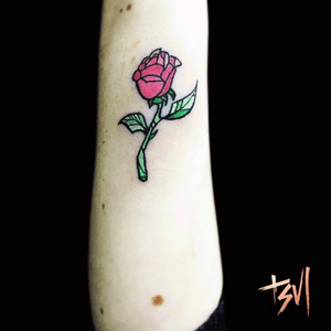 #disney #disneytattoo #rose #rosetattoo #flowers #flowertattoo #beautyandthebeast #colortattoo #equilattera #tattoo #art #tattooflash #tattooedgirls #tattooart #399tsul #tsul #paris