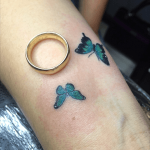 #supermini #minitattoo #tattoo #butterfly #Butterflies #tattoolife #ink #inklife #inked #cheyennehawkpen #eikondevice #smalltattoo #Tattoodo #ring #wristtattoo 
