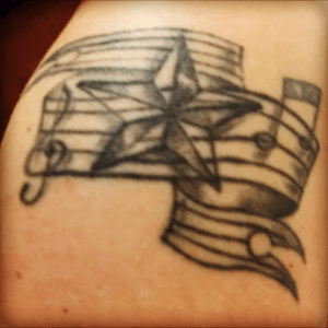 My first ever tattoo, done on a college trip to Newyork from the UK 8 years ago. The artist was an amazing guy called Hunter, he also played Sax. I remeber it like yesterday! 