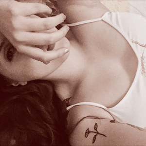 #tattoo #tattoedgirl #tattoed #girlswithtattoos #ink #inked #inkedgirl #MyTattoo #blackwork #rosetattoo #carolinegodar #CalaveraTattoo #art #brazilianartist 