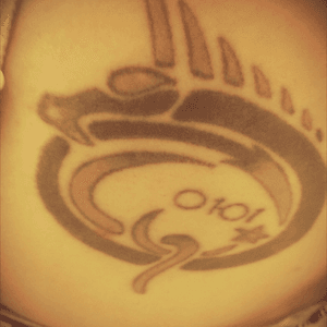 Tribal Ouroburos (dragon biting its tail) with a star and 01•01 in the middle. I got this tat when I was 18 (back in '08) in Dallas, TX. It's my only tat atm. This is it 8 years faded. #tribaltattoo #tribalouroboros #shoulderbladetattoo #tattoo 