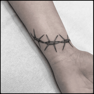 #totemica #tunguska #black #barbed #wire #barbwire #fineline #tattoo #blackworkers #holdfasttattoostudio 