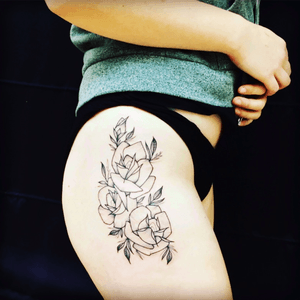 My first tattoo 🌹 #rosetattoo #hiptattoo #roses #flowertattoo #flowers #myfirsttattoo 
