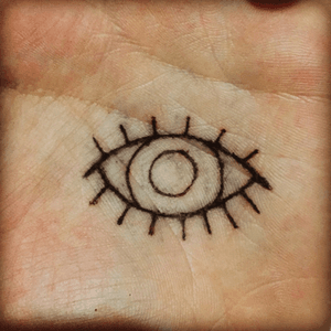 Tattoo done of an eye on the palm of the hand