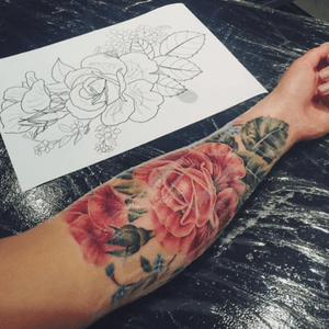 Snagged this cool shot from my client, we were just putting some #hushanesthetic on her tattoo before finishing off the white hilights. #intenze #Intenzetattooink #ohanaorganics #heliosneedles #helios #painfulpleasures #rose #tattoo #tattoorose #tattooflower #rosetattoo #ink #tattoos #flowertattoo #vintagerose #vintagebotanical #watercolour #oilpainterly #painterlystyle #botanicaltattoo #tatttoosforgirls #girlswithtattoos 