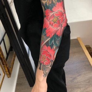 Peonies tattoo #tattoooftheday #Tattoodo #peonies #peoniestattoo #tattoo2me #japanesetattoo #orientaltattoo #sleevetattooforwomen #tattooedgirls #portugal 