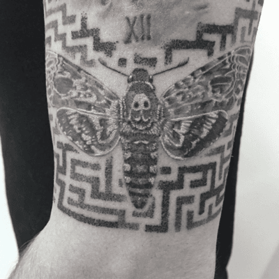 #mothtattoo #moth #papillondenuit #papillondenuittattoo #maze #mazetattoo #labyrinth #labyrinthtattoo #labyrinthe #dot #dotwork #dottattoo #dotworktattoo #dots #petitspoints #welove #tattoodo #armtattoo #lespetitspointsdefanny #tattoolausanne #blackandgreytattoo #blackandgrey #blackandwhite #blackandwhitetattoo 