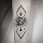 #mandala #tattoo #rose #rosetattoo #mandalatattoo #dotwork #dotworktattoo #lespetitspointsdefanny 