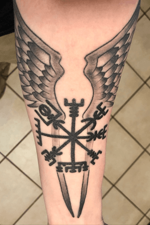 Vegvisir rune with valkyrie wings