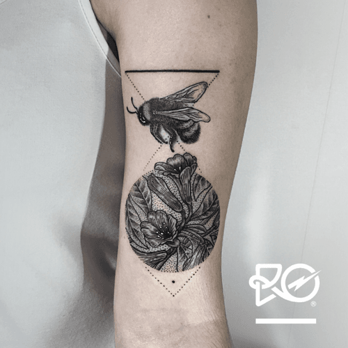 By RO. Robert Pavez • Bumble Bees (Bombus) • #engraving #dotwork #etching #dot #linework #geometric #ro #blackwork #blackworktattoo #blackandgrey #black #tattoo #bumblebee #bombus 