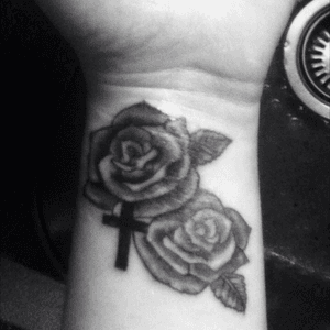 Roses and a cross for my lovely grandmother❤️#rosestattoo #crosstattoo #firsttatoo 