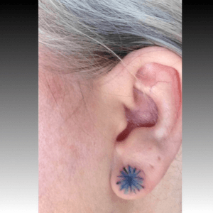 #ear #earlobe #cornflower #MND #flower #color #tattoosbytuffe @tattoosbytuffe #mattoostudio l love this 