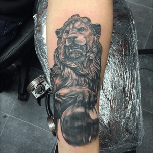 #lion #statue #blackandgray #frostbitetattoo #tattoodo #newzealandtattooartist 