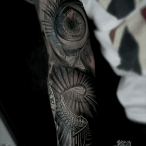 #blackandgrey #eye #stairway #stairwaytoheaven #crying #realistic #realism #tattoooftheday 