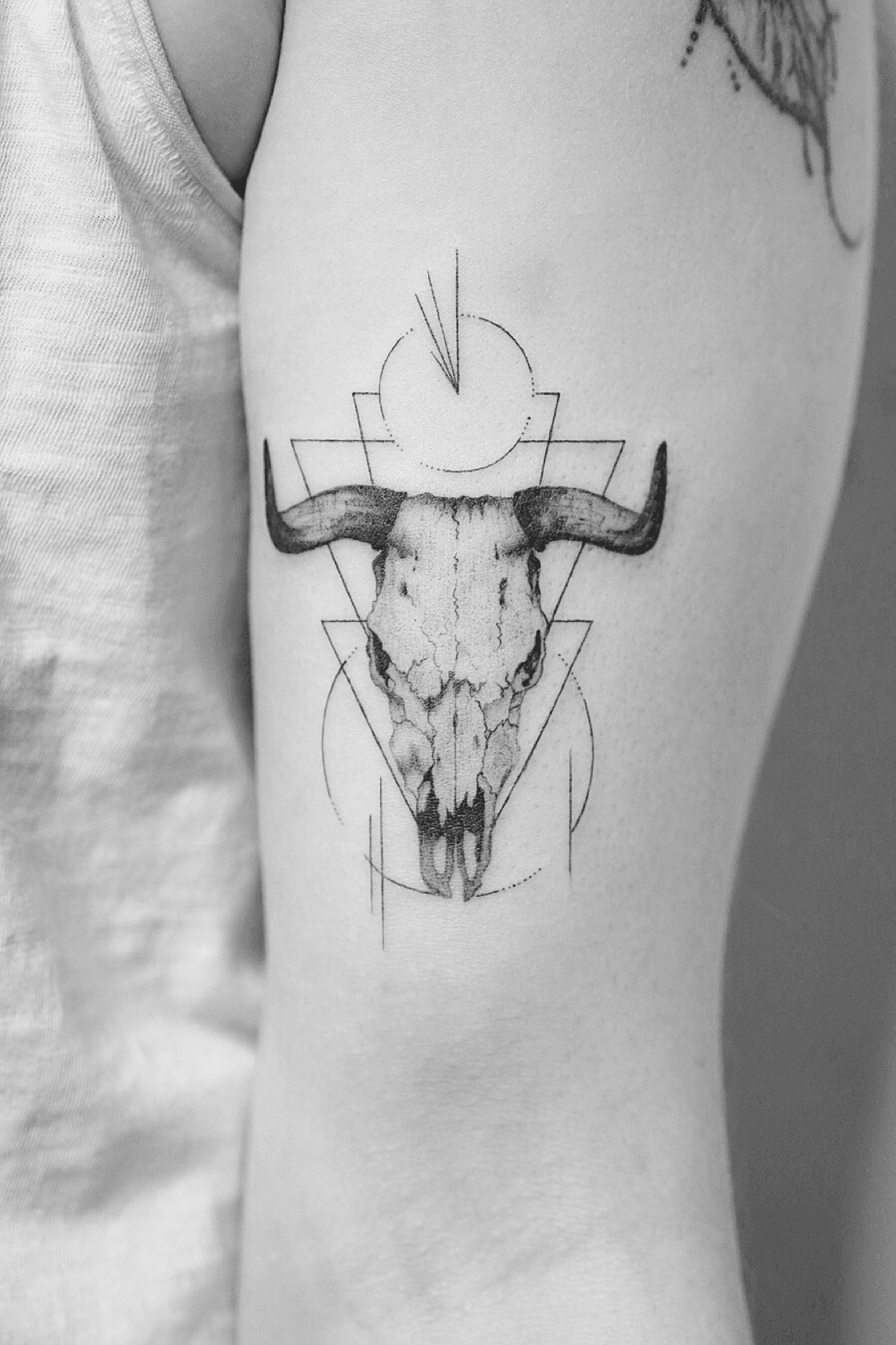 📦🪐, Line work tattoo