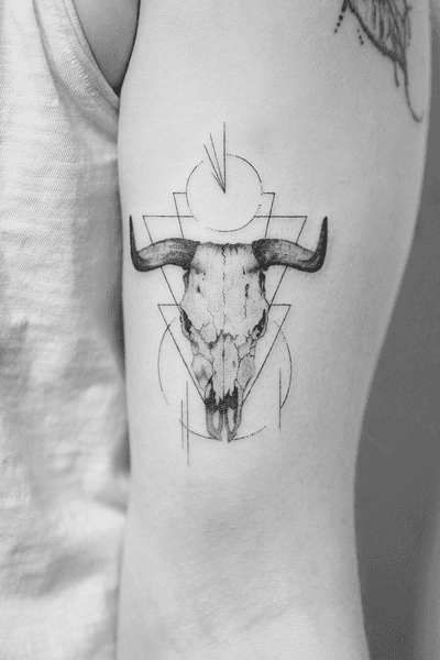 #tattoo #linework #lineworktattoo #minimaltattoo #minimalistic #blackandgrey #blackandgreytattoo #geometry #geometrytattoo #blackwork #skulltattoo #skull