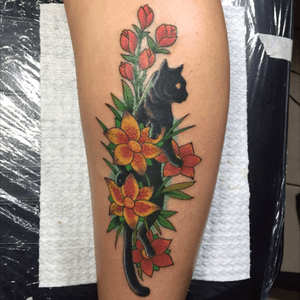Boack cat and flowers #ink #tattoo #blackcattattoo #freestyletattoo 