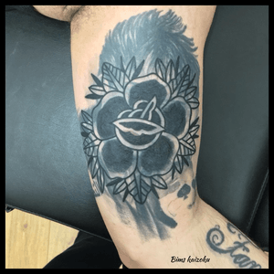 🤯BLAST TATTOO🤯 #bims #bimskaizoku #bimstattoo #paris #paname #paristattoo #parisbynight #tatouage #tatouages #blasttattoo #blast #rose #blackrose #oldschool #oldschooltattoo #txttooing #txttoo #blackworkerssubmission #blackwork #love #hate #instagood #instatattoo #tattoo #tattoos #tattooartist #tatt #tattooart #tattoolover 