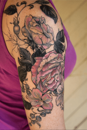Vintage pink rose botanical tattoo #botanical #botanicaltattoo #floral #flower #flowertattoo #leaves  #vintagebotanical #aubreymennella #illustrative #IllustrativeTattoo #arm 