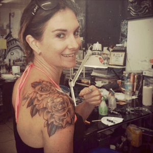 My amazing shoulder tattoo #roses #shoulertattoo 