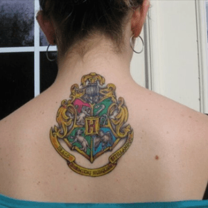 Harry Potter Hogwarts School crest by Brian Beckwith. #dreamtattoo #harrypotter #onlytattoo #ineedmoreink 