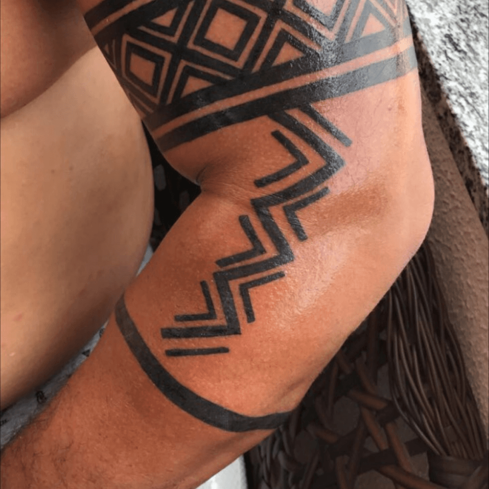 Guzman Tattoo - 💉 Tatuagem feita no Studio Guzman Tattoo 💉 🔎 Significado  de tatuagem indígena 🔍 As tatuagens indígenas são uma maneira de  representar a origem dos nossos antepassados. A cultura indígena era