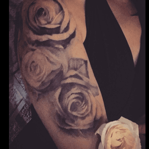 Done by Jule Mueller #julemueller #crimeartconnection #roses #rosas #blacktattoo #maricotacolorida #tattooweekrio2015 #tattooweek 