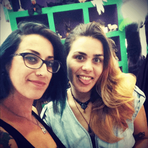 The gorgeous @lauragrinberg came to visit me today!!! 😻🌹🤓 #tattooshop #friends #fun 