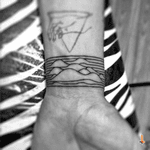 Nº390 #tattoo #tattooed #ink #inked #lines #waves #freehand #freehandtattoo #sharpie #eternalink #liningblack #bracelet #bylazlodasilva