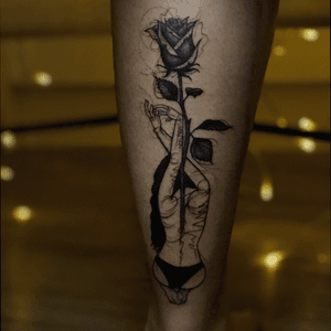 Florescendo 🌹#blackwork #sketch #botanical #rose #woman #fineline 