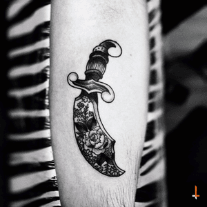 No.74 Floral Dagger (art by @jamieangustattooer @simone_clare_tattoo @stupagdintattooer ) #tattoo #dagger #oldschool #floral #blacktattoo #details #bylazlodasilva