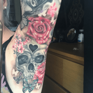 Armpit tattoo - #skull #skullandrose #roses #armpittattoo #armpit #butterfly