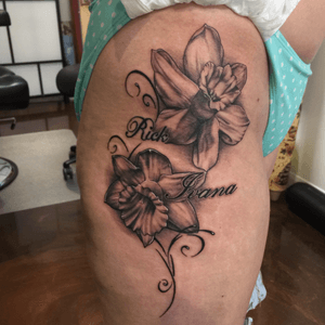 Added some flowers to an excisting name tattoo (Rick) #nofilter #flowers #nametattoo #narcissus 