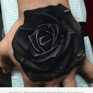 Repost. Crazy! Absolutely love it! #hyperealism #roses #flowers #handtattoo 