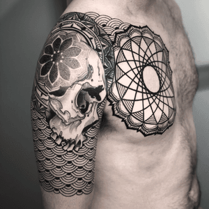 #skulltattoo #skull #dotwork #blackwork #geometric #ornamental #mandala #geometrictattoo #mandalatattoo #blackandgrey 