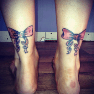 I love, love, love, bows!! Not finished yet, goin all up the backs of my legs!
