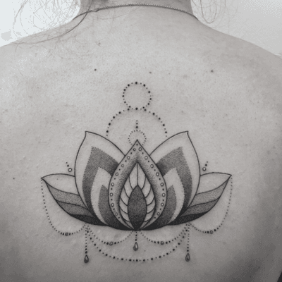 #lotustattoo #lotus #lotusmandala #lotusmandalatattoo #dot #dots #dottattoo #dotwork #dotworktattoo #stipple #stippling #stippletattoo #girltattoo #backtattoo #blackandwhite #blackandwhitetattoo #blackandgrey #blackandgreytattoo #petitspoints #tattoodo #lespetitspointsdefanny #tattoolausanne 