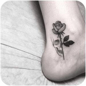 Not my foot... Love the simplicity of this. Pretty & yet a tad rebelious... #roseskull #skull #rose #flower #ankle #foottattoo #foot #rosetattoo #skullart #skulltattoo #ankletattoo #sexy #subtleart #art #graphics #sexygirl #mysterious #love 