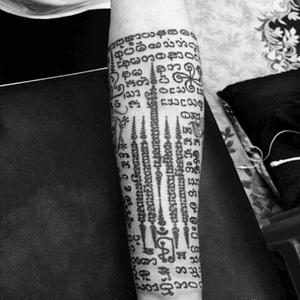Done traditional bamboo tattoo by Ajarn Mhai #bttattoo #thailandtattoo #bangkoktattoo #sakyant #sakyanttattoo #thailand #bangkok #tattoo #traditionltattoo 