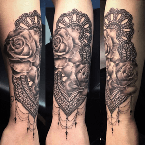 ⚡️ Et voilà mon (avant) dernier projet de dentelle 😊 avec la magnifique Élise 😎😍😘⚡️- et toi, #tuveuxdutattoo ?-#tattoo #tattoos #tatouage #tatouages #Ink #inked #art #lunderskin #lamaisonclosetatouage #paris #16eme #dentelle #roses #rosetattoo #flowertattoo #lace #laceattoo #tatouagedentelle #tattoobijou #jeweltattoo #jewelrytattoo #henna #hennatattoo #mhendi #inkedwoman #sexytattoos