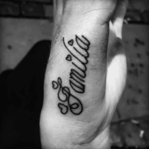 Familia 🙏🏼 #lafamilia #familia #Tattoodo #handtattoo #familyiseverything #familyfirst #tattooart 