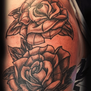 Neotrad black and gray #rose #graywash #grayscale #shoulder 