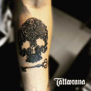 #tattoorana #alextakahashi #skulltattoo #blackandgrey 