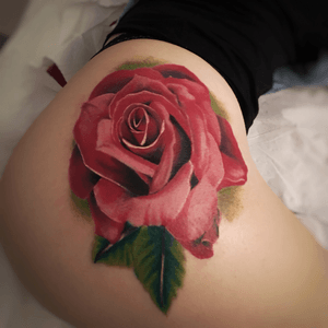#tattoooftheday #realismtattoo #realism #tattoodo #tattoo #tattoos #tattooshop #inked #ink #inkedgirl #redrose #rosetattoo #flowertattoo #flowertattoos 