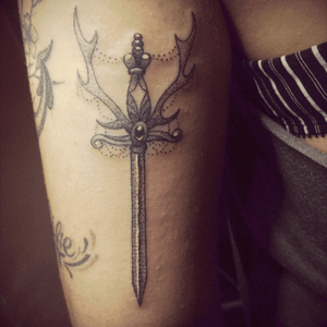Diseño de algun buen artista de por el mundo, tatuado por mi.Esta pieza me llego por parte de una clienta!!!Excelente resultado.Muchas gracias por la confianza!!!!#tattoo #arm #713studioink #knife #dotstolines 