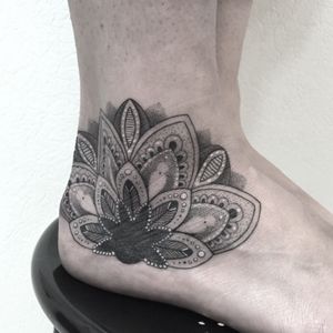 #mandala #mandalatattoo #halfmandala #halfmandalatattoo #foottattoo #girltattoo #dot #dotwork #dotworktattoo #mandaladotwork #petitspoints #lespetitspointsdefanny #blackandwhitetattoo #blackandgreytattoo #tattoodo #tattoolausanne 